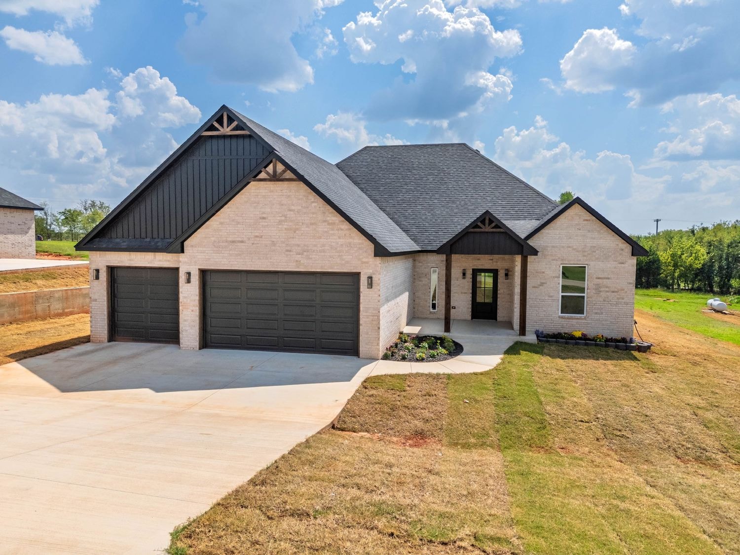 Canyon Circle listing — exterior